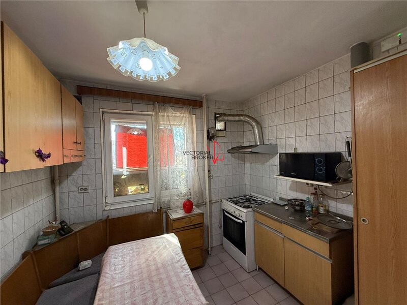 Gara de Nord, metrou 3 camere semidecomadate, et. 2, vedere mixta, 62mp