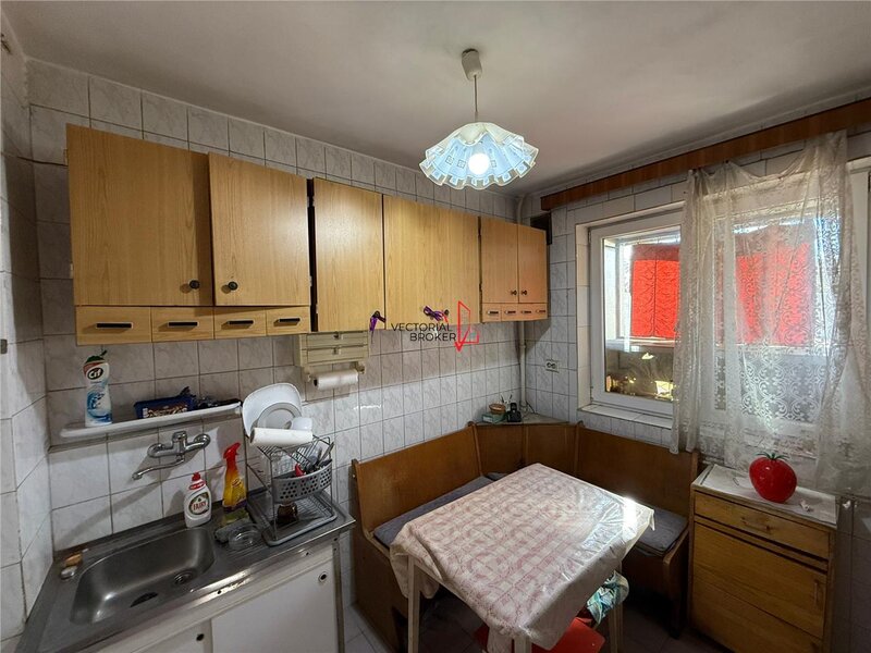 Gara de Nord, metrou 3 camere semidecomadate, et. 2, vedere mixta, 62mp